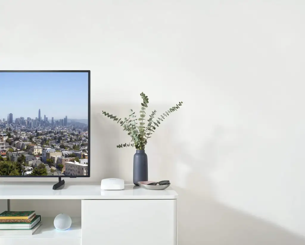 eero-Pro-6E-Lifestyle-TV-console-left-1-scaled.webp